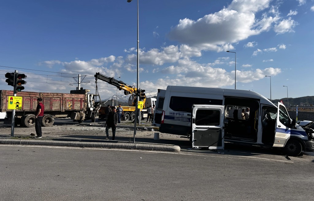 Kayseri'de İşçi Servisi ve Kamyon Çarpıştı: 8 Yaralı