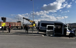 Kayseri'de İşçi Servisi ve Kamyon Çarpıştı: 8 Yaralı