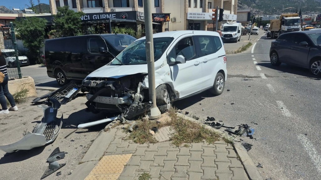 Bodrum'da Trafik Kazasında Sahil Güvenlik Personeli Yaralandı