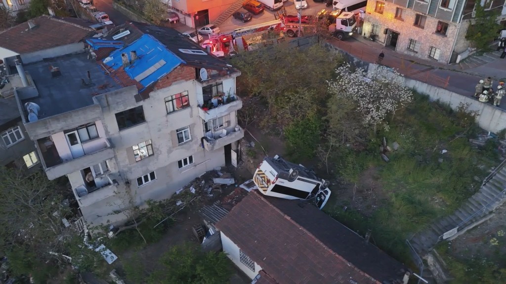 Kağıthane'de okul servisi evin çatısına düştü