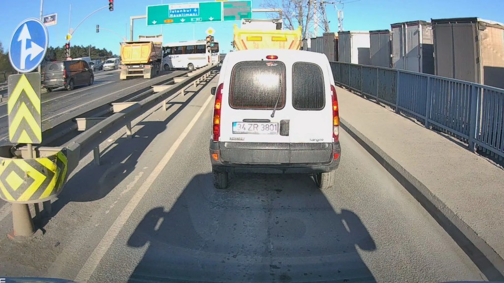 Arnavutköy'de Hafriyat Kamyonu Kazası Kamerada