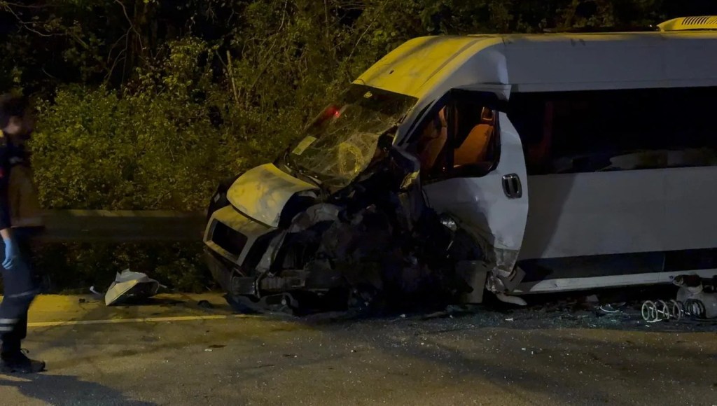 Beykoz'da Kaza: Servis Minibüsü ve Otomobil Çarpıştı