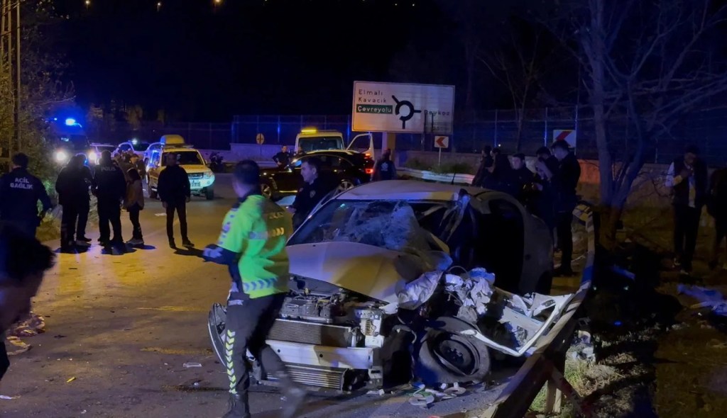 Beykoz'da Kaza: Servis Minibüsü ve Otomobil Çarpıştı