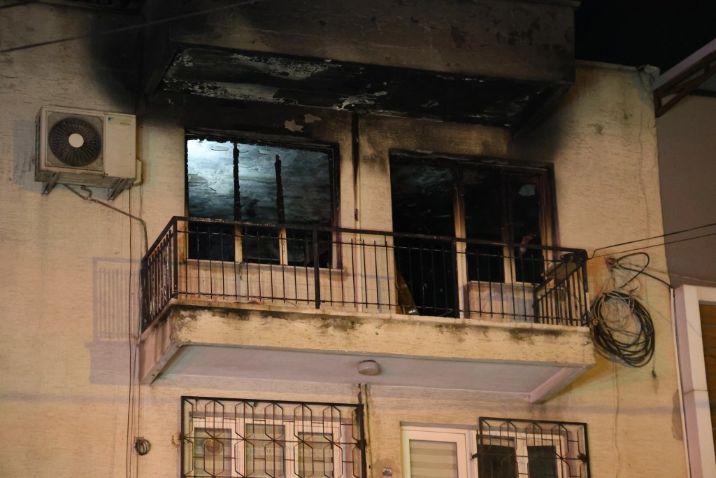 İzmir'de Yangın: Baba Hayatını Kaybetti, Oğlu Entübe Edildi