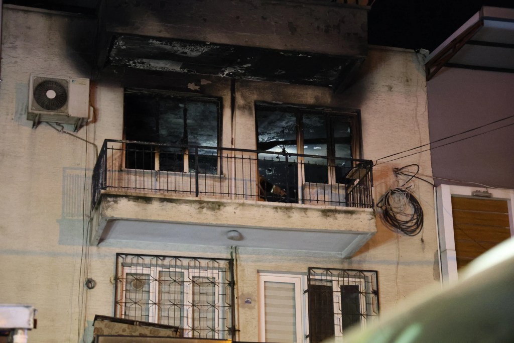 İzmir'de Yangın: Baba Hayatını Kaybetti, Oğlu Entübe Edildi