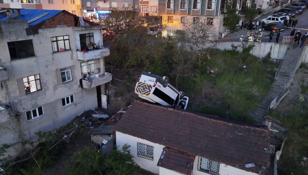 Kağıthane'de okul servisi çatısına düştü, şoför hayatını kaybetti