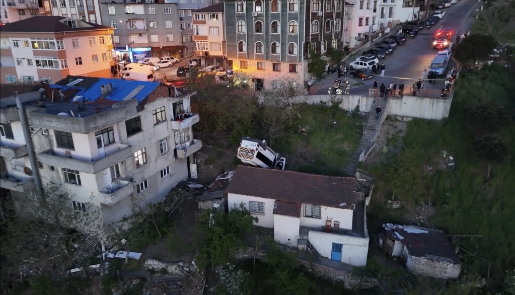 Kağıthane'de okul servisi çatısına düştü, şoför hayatını kaybetti