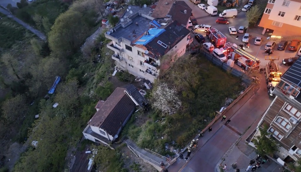 Kağıthane'de okul servisi çatısına düştü, şoför hayatını kaybetti