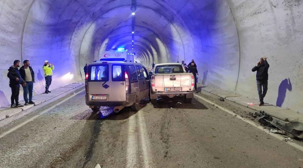 Artvin'de Tüneldeki Kaza Kameralara Yansıdı