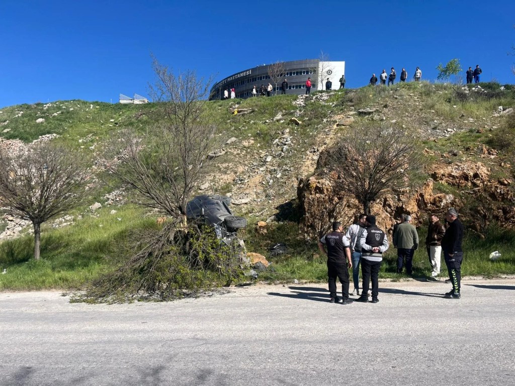 Tavşanlı'da El Freni Çekilmeyen Araç Şarampole Yuvarlandı