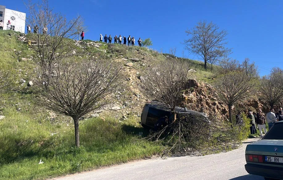Tavşanlı'da El Freni Çekilmeyen Araç Şarampole Yuvarlandı
