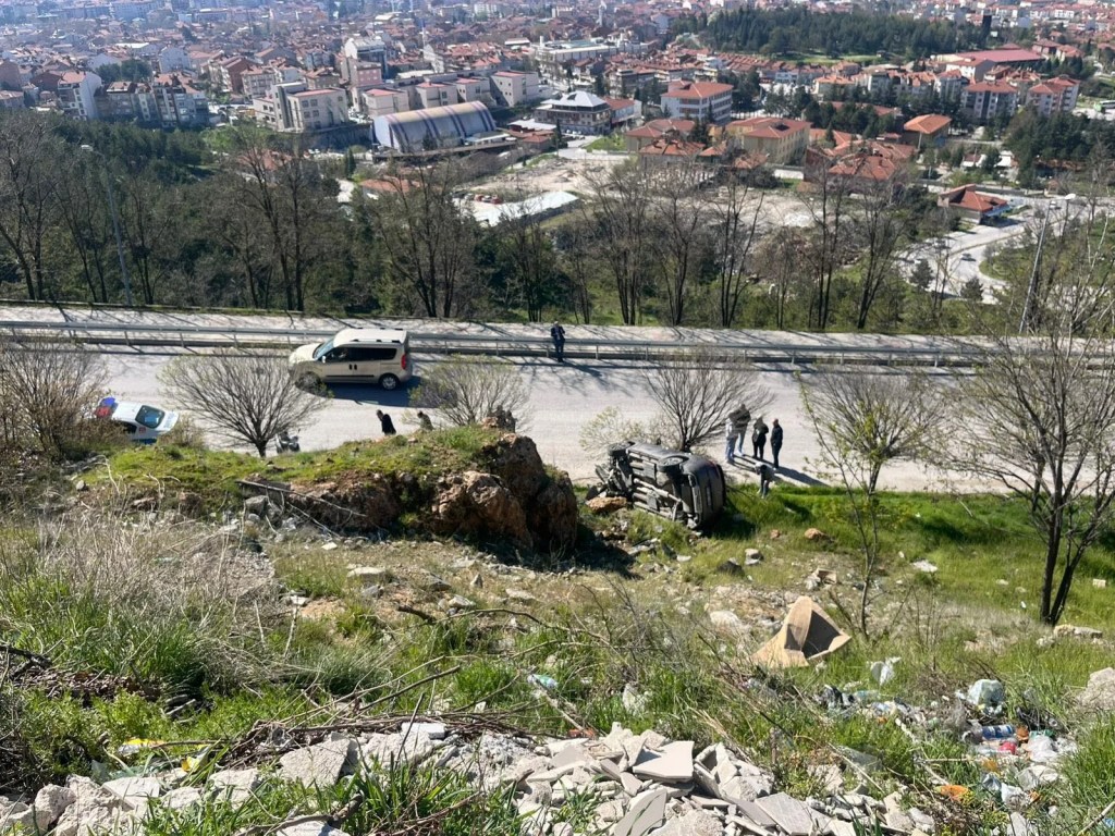 Tavşanlı'da El Freni Çekilmeyen Araç Şarampole Yuvarlandı
