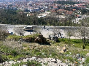 Tavşanlı'da El Freni Çekilmeyen Araç Şarampole Yuvarlandı