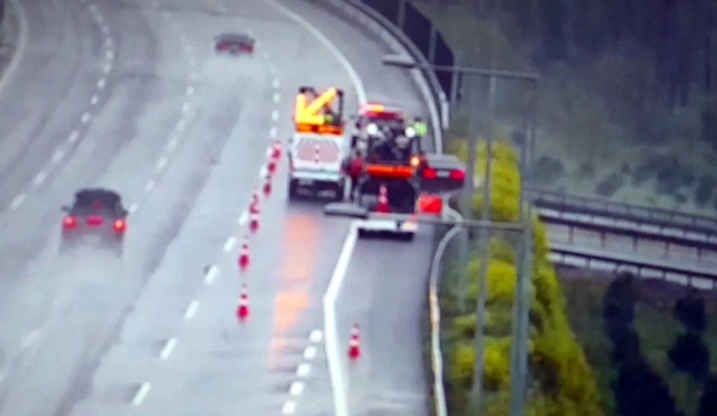 Otoyolda Karayolları Ekibine Çarpan Otomobilin Kazası Kamerada