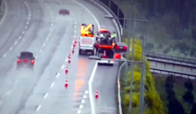 Otoyolda Karayolları Ekibine Çarpan Otomobilin Kazası Kamerada
