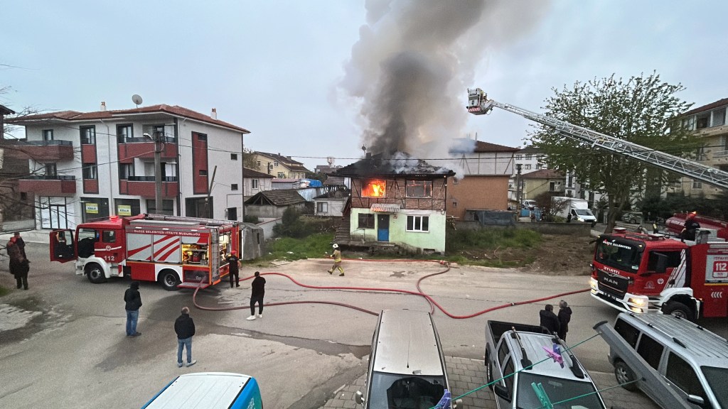 Düzce'de İki Katlı Ev Yangında Kullanılamaz Hale Geldi