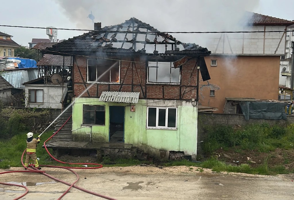 Düzce'de İki Katlı Ev Yangında Kullanılamaz Hale Geldi