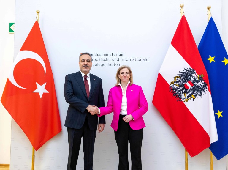 Bakan Fidan Viyana'da Avusturyalı Mevkidaşıyla Görüştü