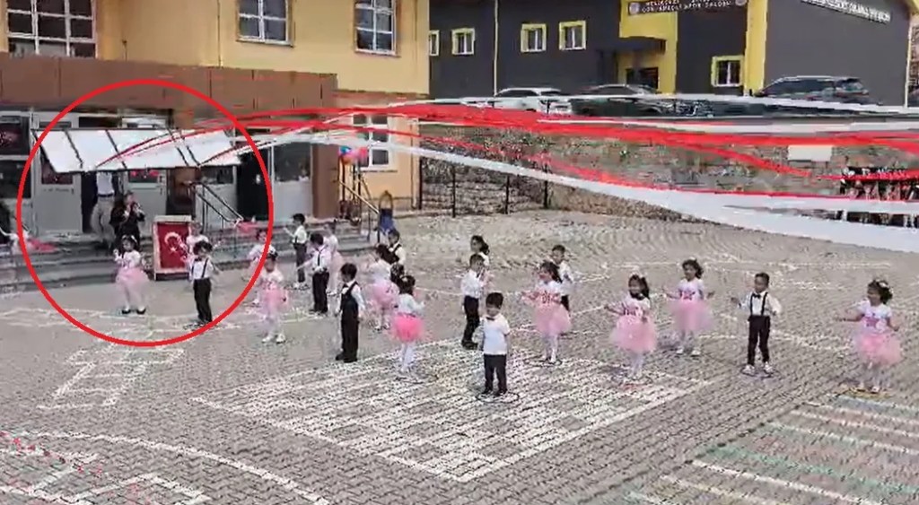 Anaokulunda Tabela Kazası: Öğretmen Hastaneye Kaldırıldı