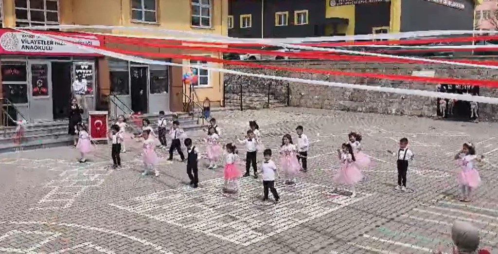 Anaokulunda Tabela Kazası: Öğretmen Hastaneye Kaldırıldı