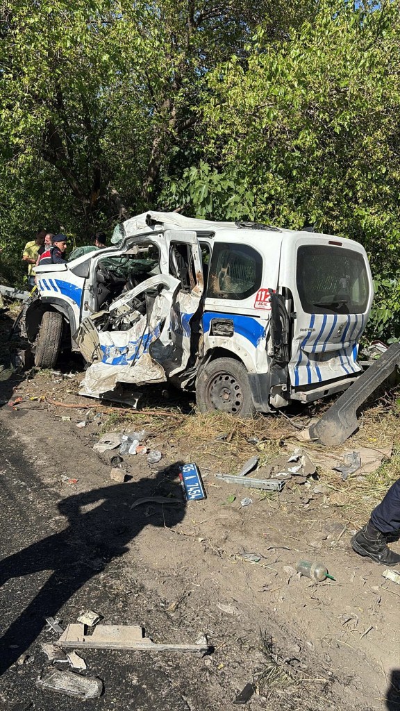 İzmir'de TIR kazası: 2 ölü, 5 yaralı