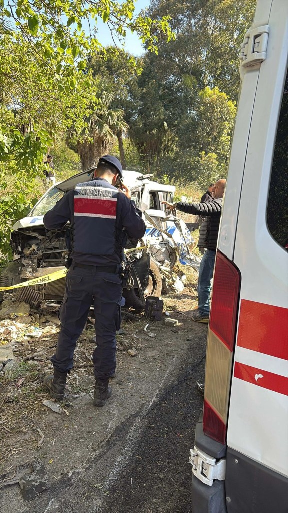İzmir'de TIR kazası: 2 ölü, 5 yaralı