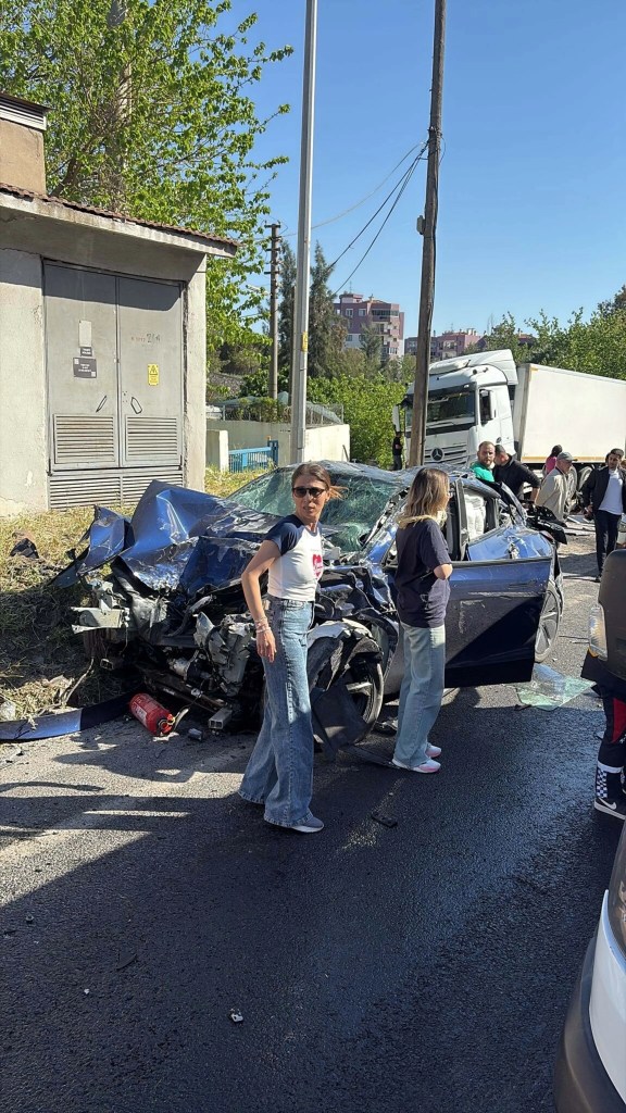 İzmir'de TIR kazası: 2 ölü, 5 yaralı