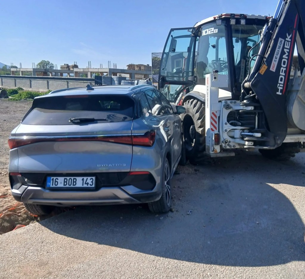 İnegöl'de Otomobil İş Makinesine Çarptı: Sürücü Yaralı