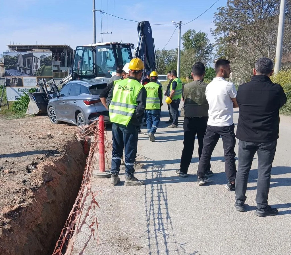 İnegöl'de Otomobil İş Makinesine Çarptı: Sürücü Yaralı