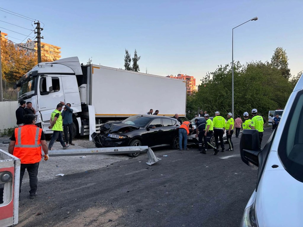 İzmir'de TIR Kazası: 3 Kişi Hayatını Kaybetti