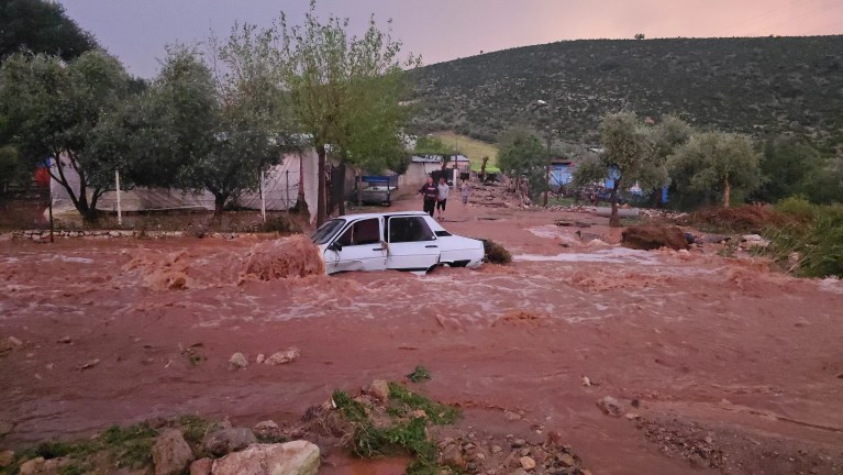 Adana Kozan'da Ani Sağanak Sele Yol Açtı