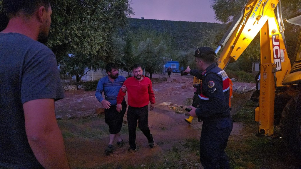 Adana Kozan'da Ani Sağanak Sele Yol Açtı