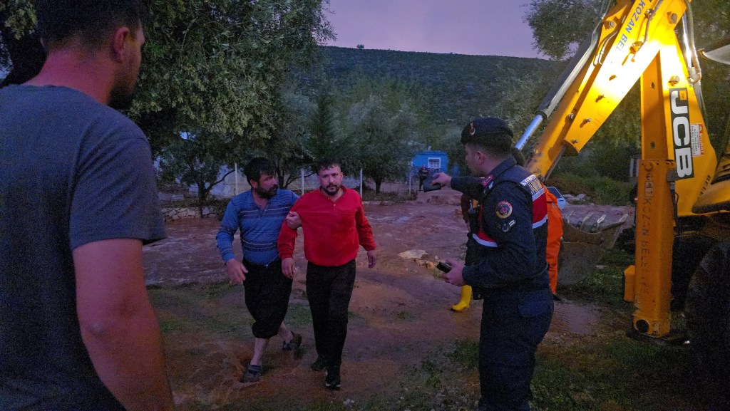 Adana Kozan'da Ani Sağanak Sele Yol Açtı