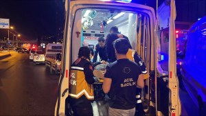 Bakırköy'de otomobil kafeye daldı: 6 kişi yaralandı