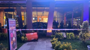 Bakırköy'de otomobil kafeye daldı: 6 kişi yaralandı