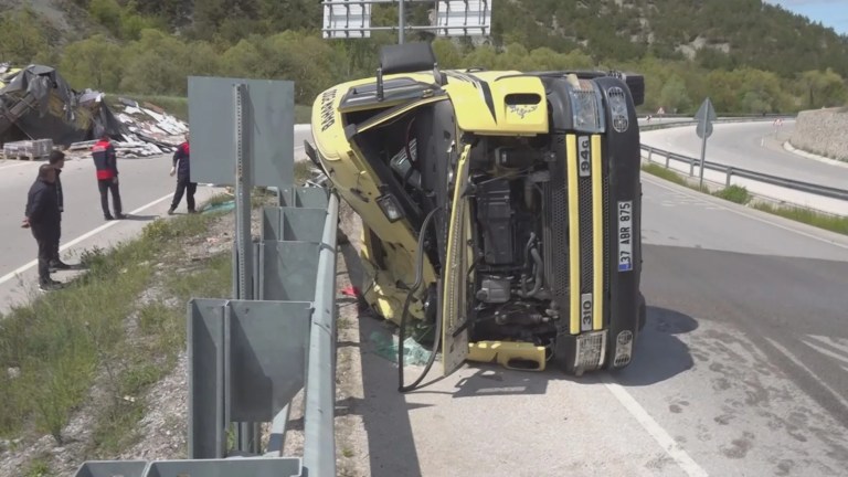 Amasya'da TIR Kazası: Şoför Hayatını Kaybetti