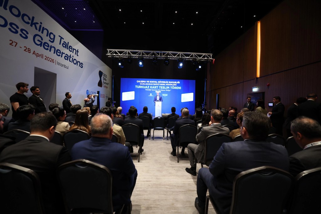 Türkiye'ye Yatırım Yapan Firmalara Turkuaz Kart Verildi