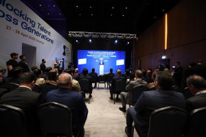 Türkiye'ye Yatırım Yapan Firmalara Turkuaz Kart Verildi