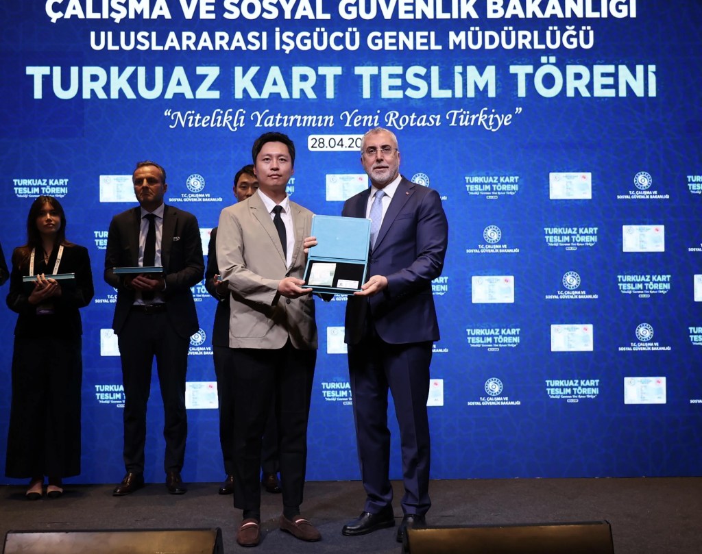 Türkiye'ye Yatırım Yapan Firmalara Turkuaz Kart Verildi