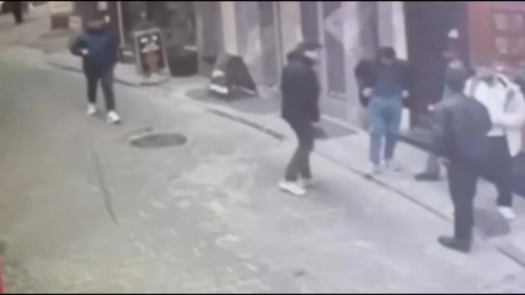 Taksim'de Cep Telefonu Hırsızları Yakalandı