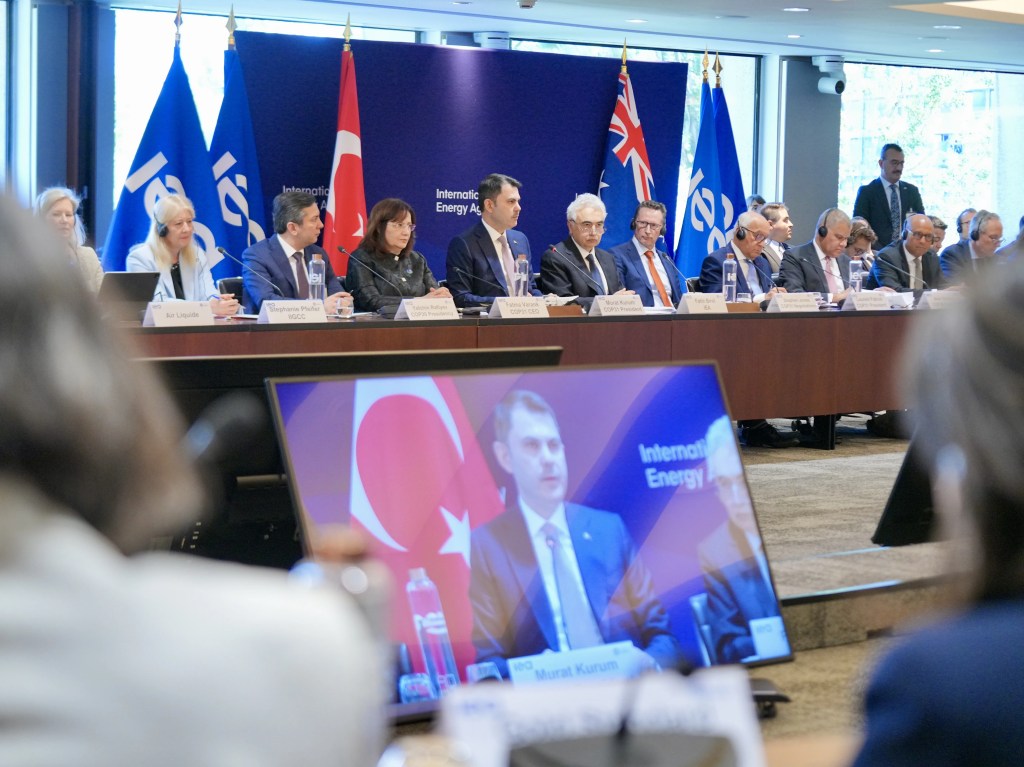 Bakan Kurum'dan Temiz Enerjiye Geçiş Çağrısı