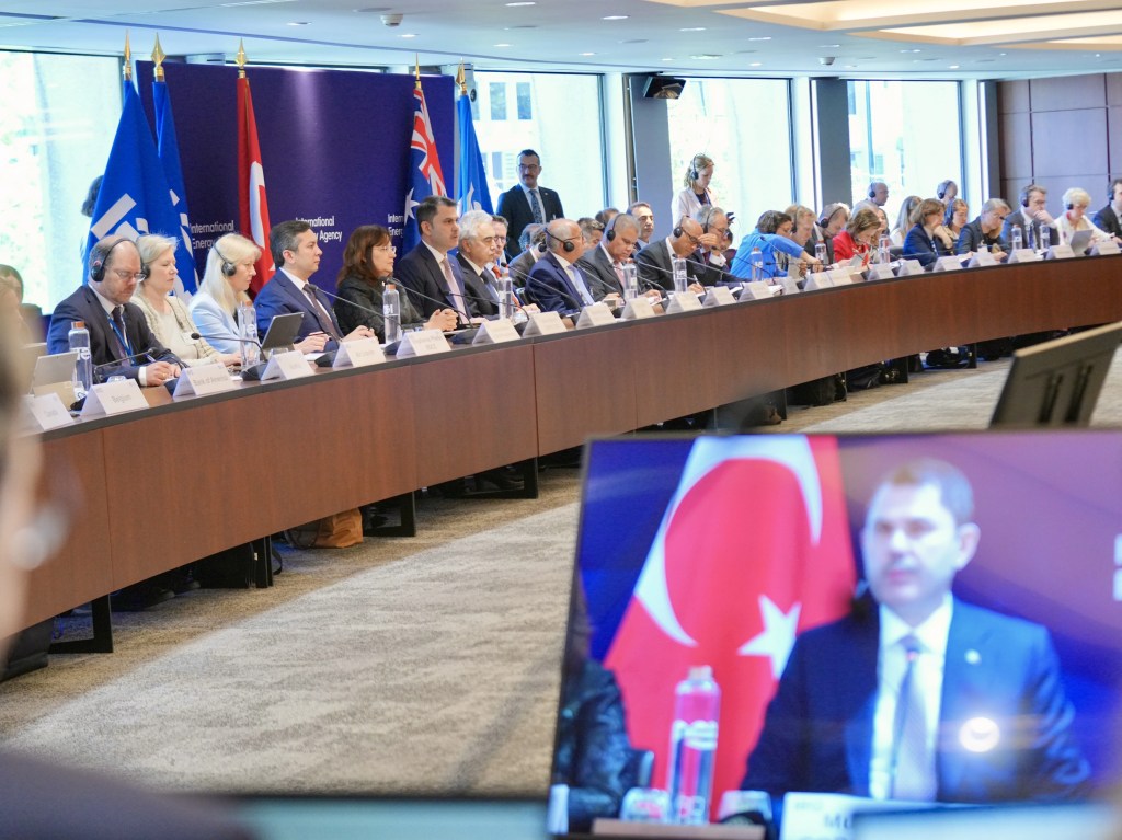 Bakan Kurum'dan Temiz Enerjiye Geçiş Çağrısı