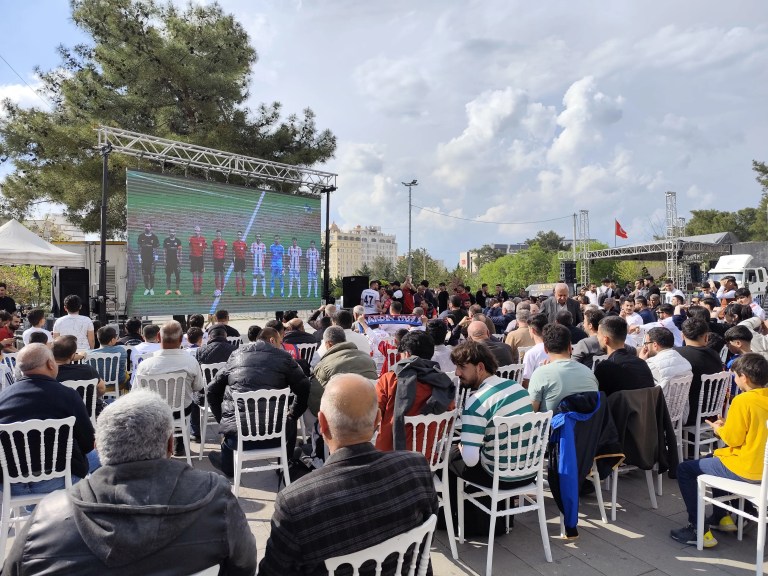 Mardin'de Taraftarlar Maçı Parkta Dev Ekrandan İzledi
