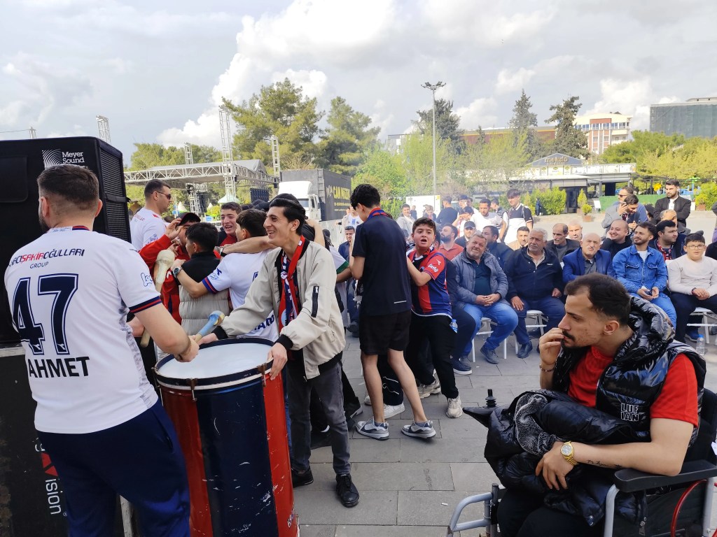Mardin'de Taraftarlar Maçı Parkta Dev Ekrandan İzledi