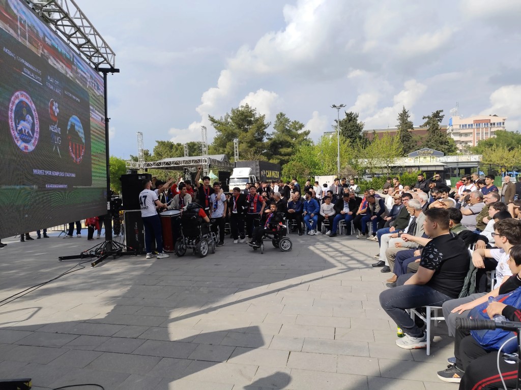 Mardin'de Taraftarlar Maçı Parkta Dev Ekrandan İzledi