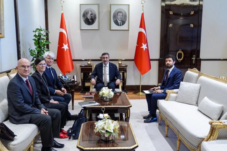 Yılmaz İsviçre Büyükelçisi Scheurer ile Görüştü