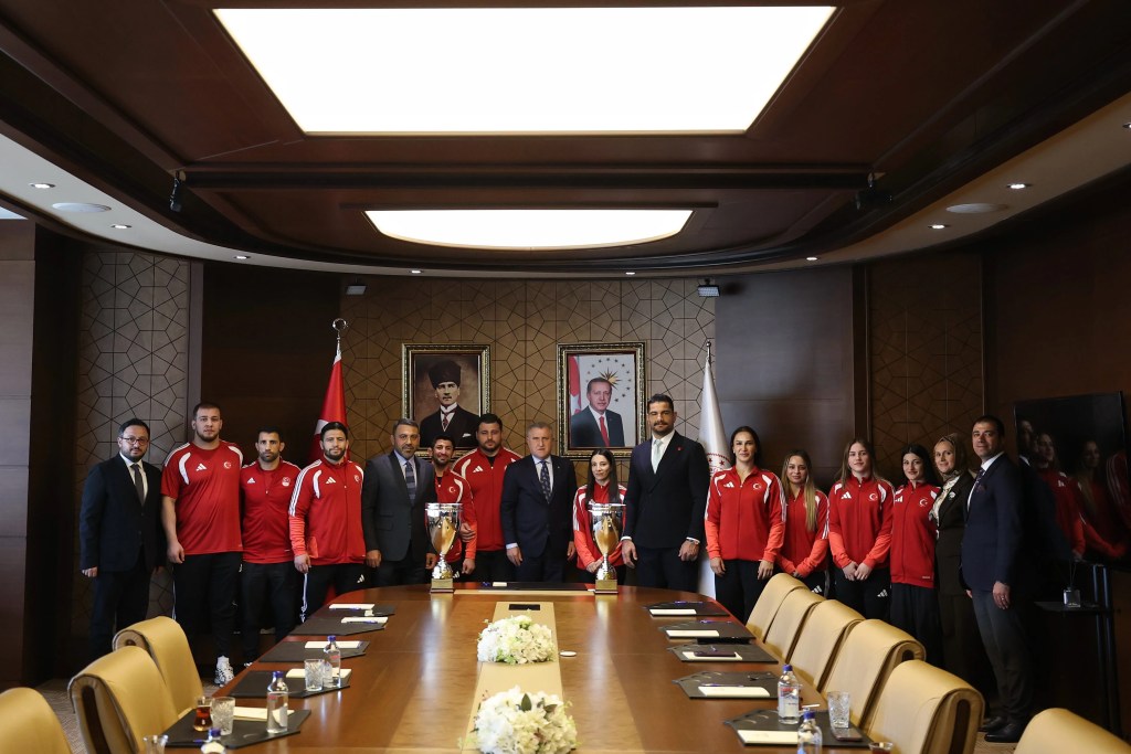 Bakan Bak Milli Güreşçileri Tebrik Etti