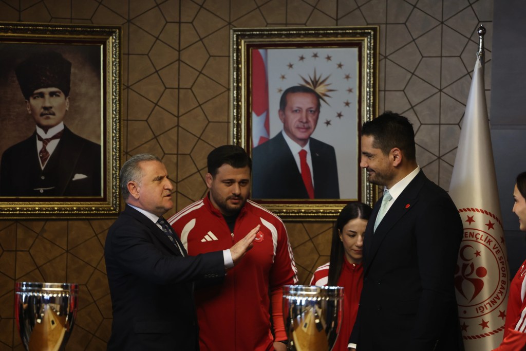 Bakan Bak, Milli Güreşçileri Tebrik Etti