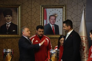 Bakan Bak, Milli Güreşçileri Tebrik Etti