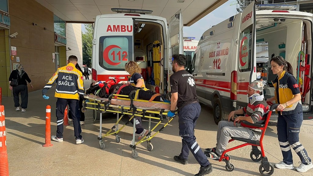 Bursa İnegöl'de İki Araç Çarpıştı: Üç Yaralı